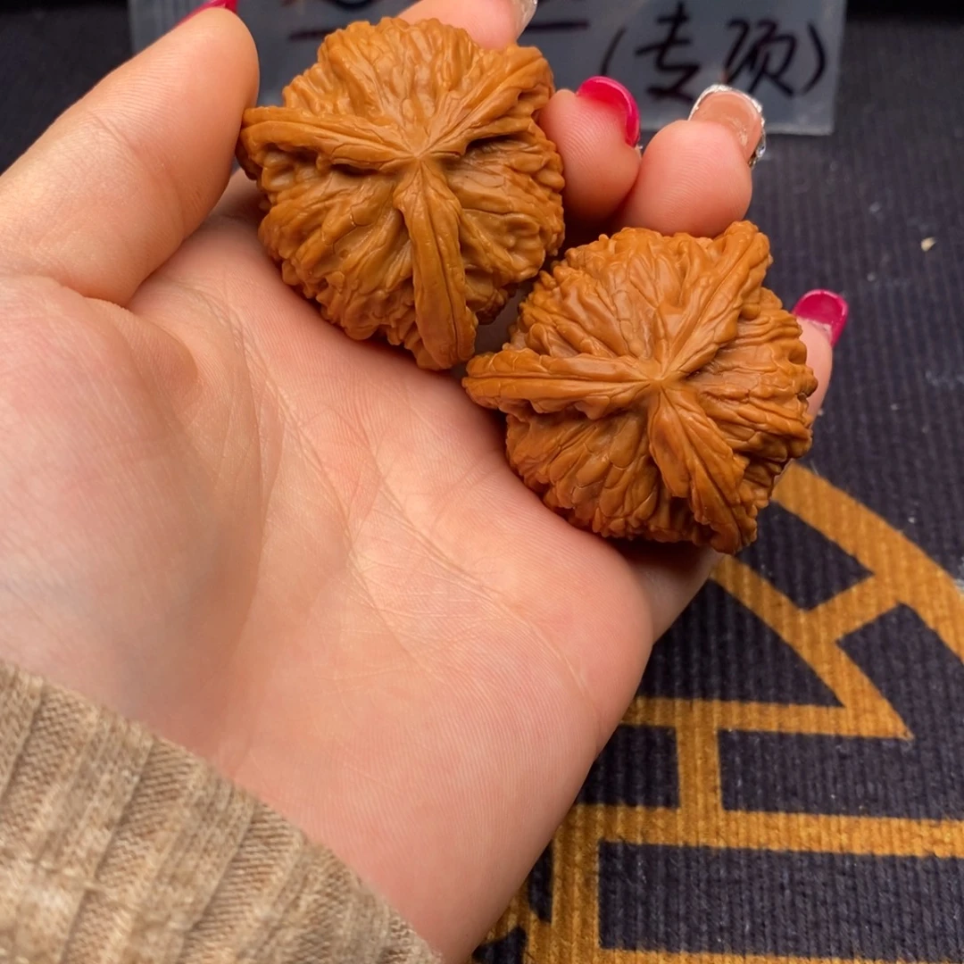 山***鲤文玩核桃把件白狮子