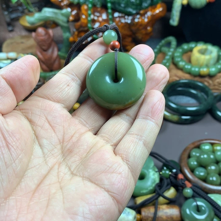 透闪石质玉吊坠未镶嵌巴**合