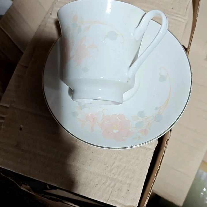 摆件盘子碗茶壶啥都有