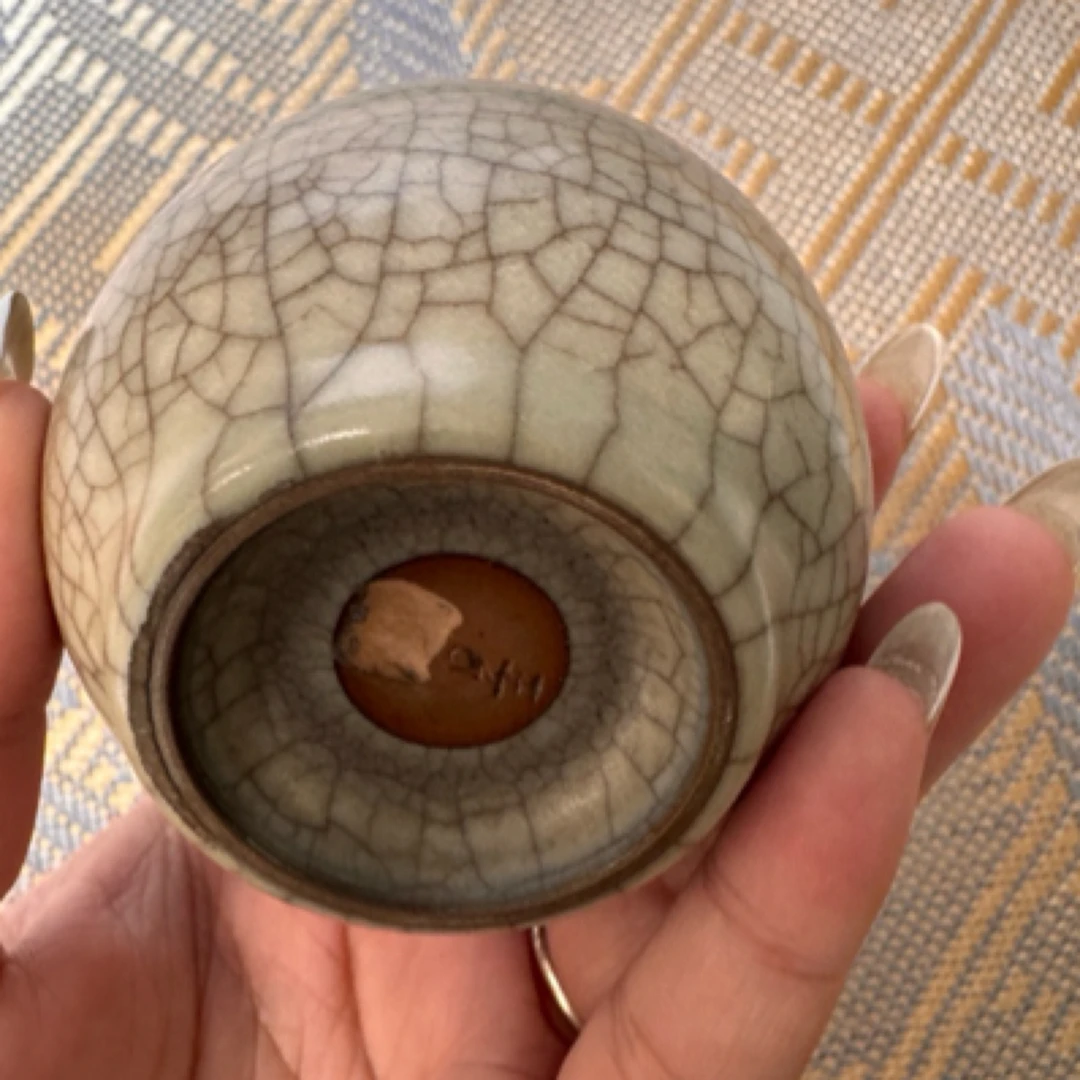 陈卫星手握杯茶杯