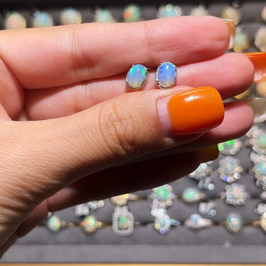 银S925镶嵌欧泊耳钉）