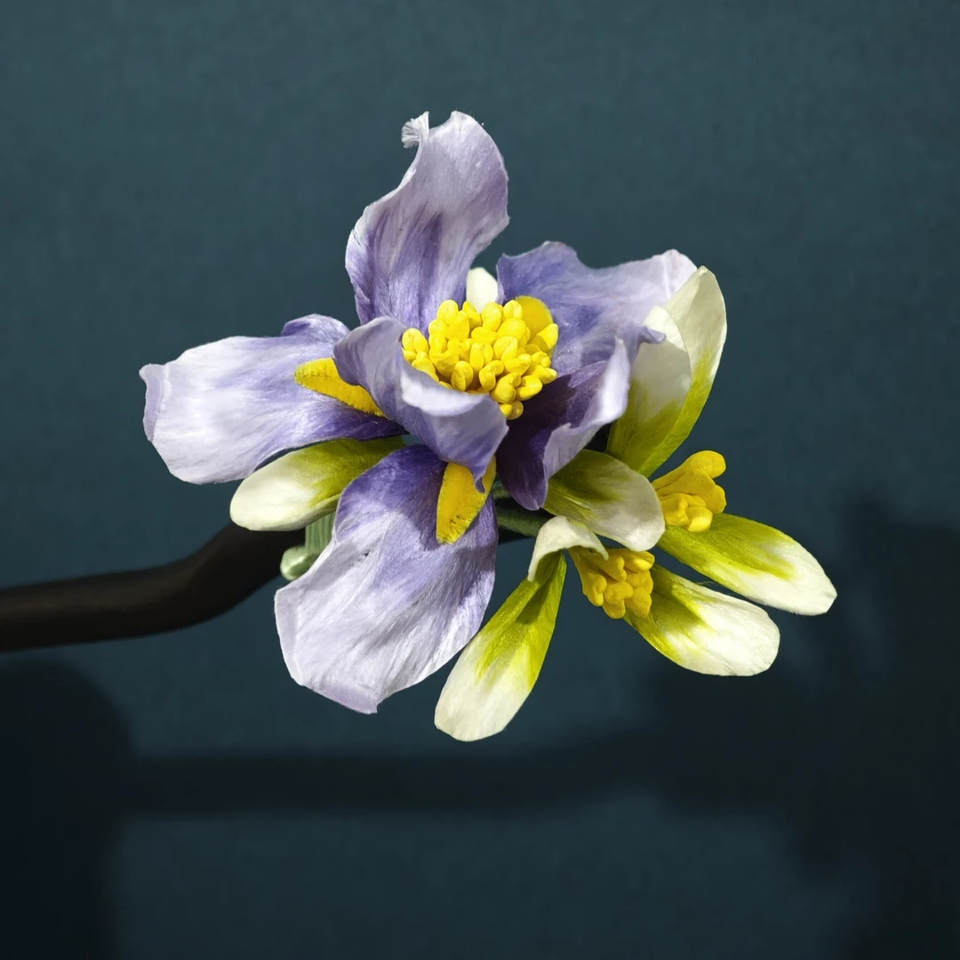 紫陌衔青 紫色花径与嫩芽展现生命轮回之美 主体为檀木簪