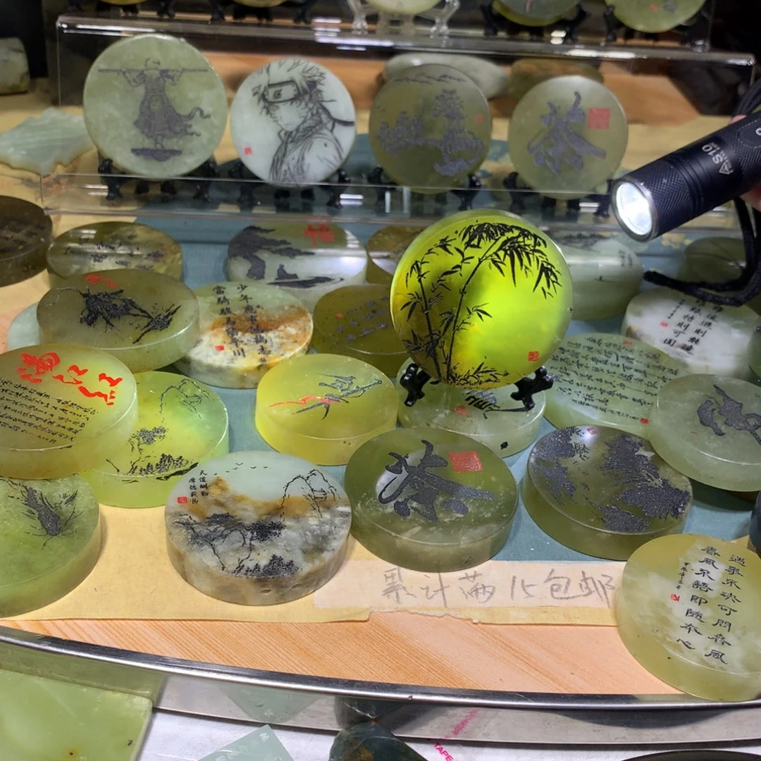 蛇纹石玉合金镯心雕刻