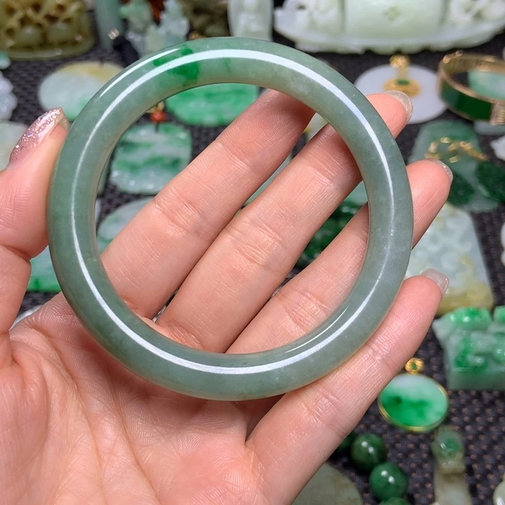 傲***儿翡翠未镶嵌挂件清