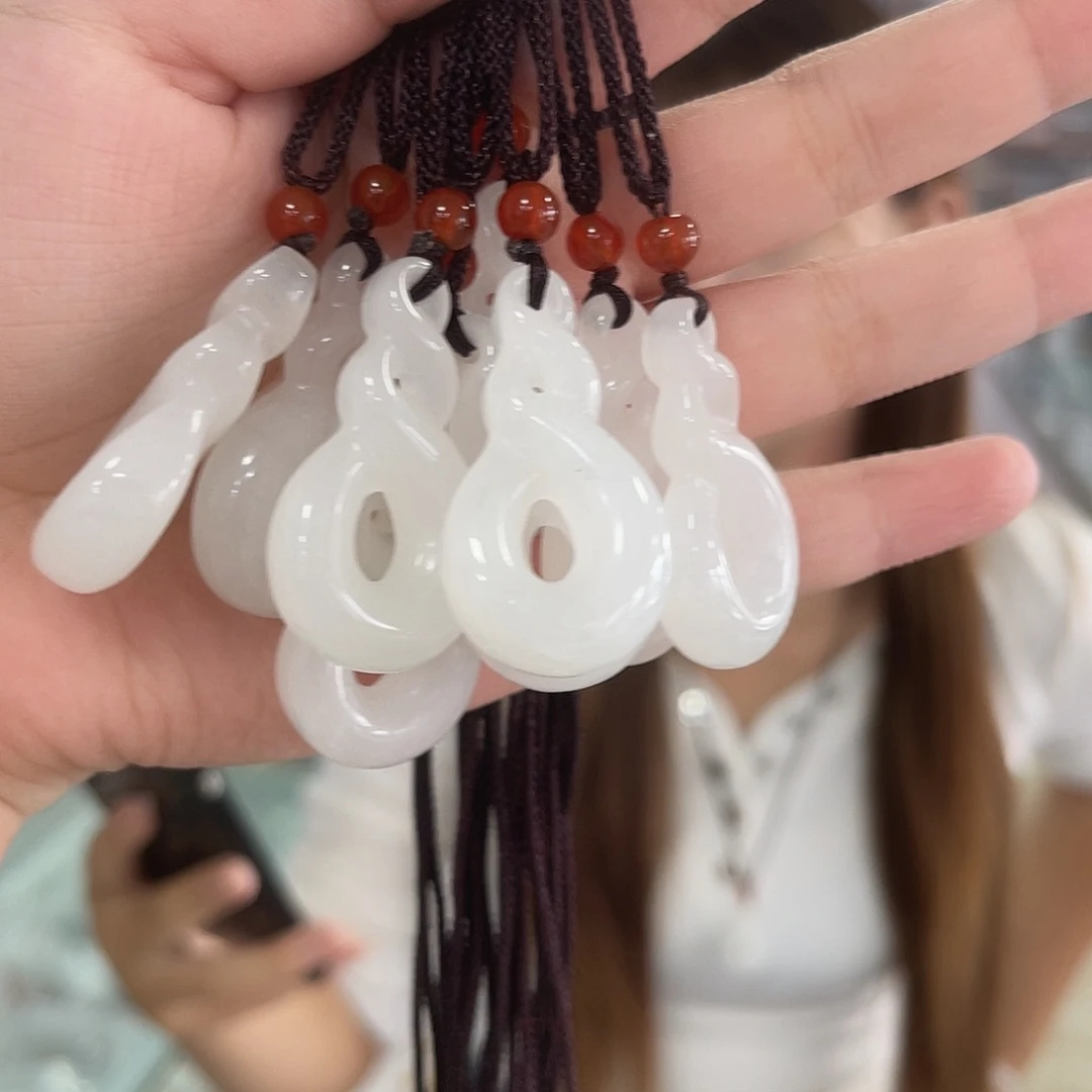 颈饰未镶嵌石英质玉（金丝玉）