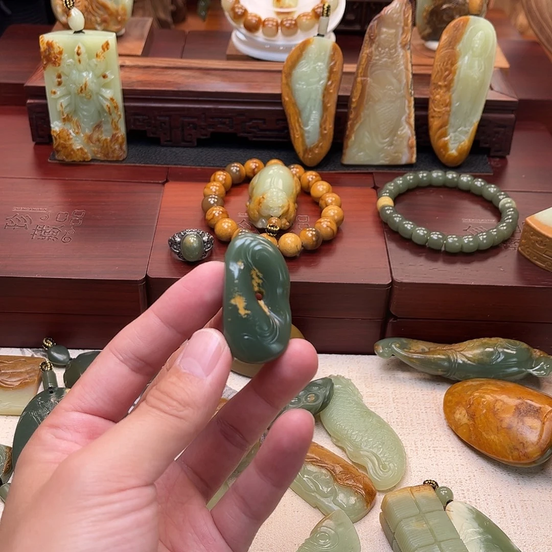 l***璨颈饰未镶嵌岫岩河磨玉（透闪石质玉）