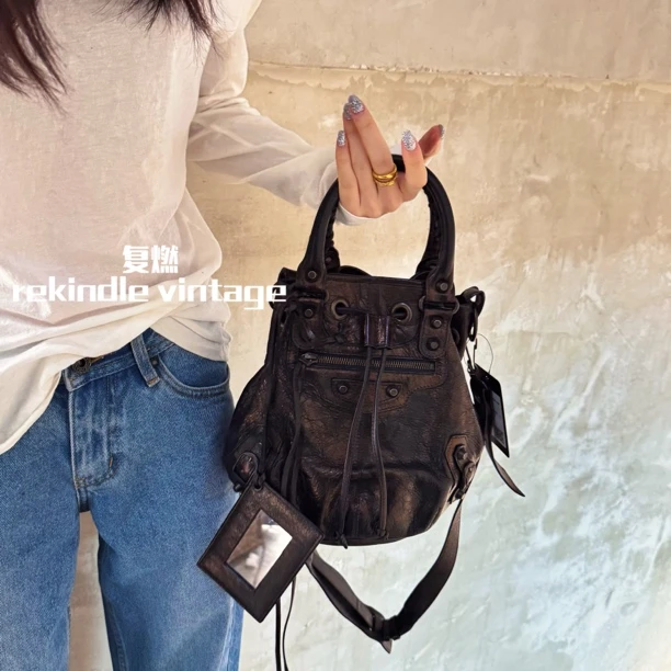 95新 Balenciaga/巴黎世家 复燃精选/小号机车抽绳水桶斜挎包