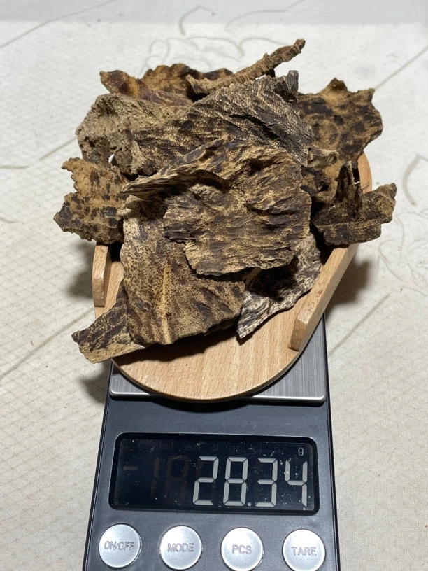 沉香古树包头28克，1986年下树，尖峰山岗料，清香甜爽，两面显油。