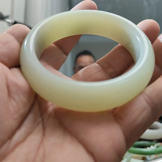 好***生和田玉未镶嵌手镯