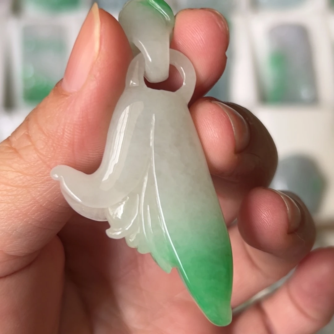 翡翠未镶嵌颈饰花