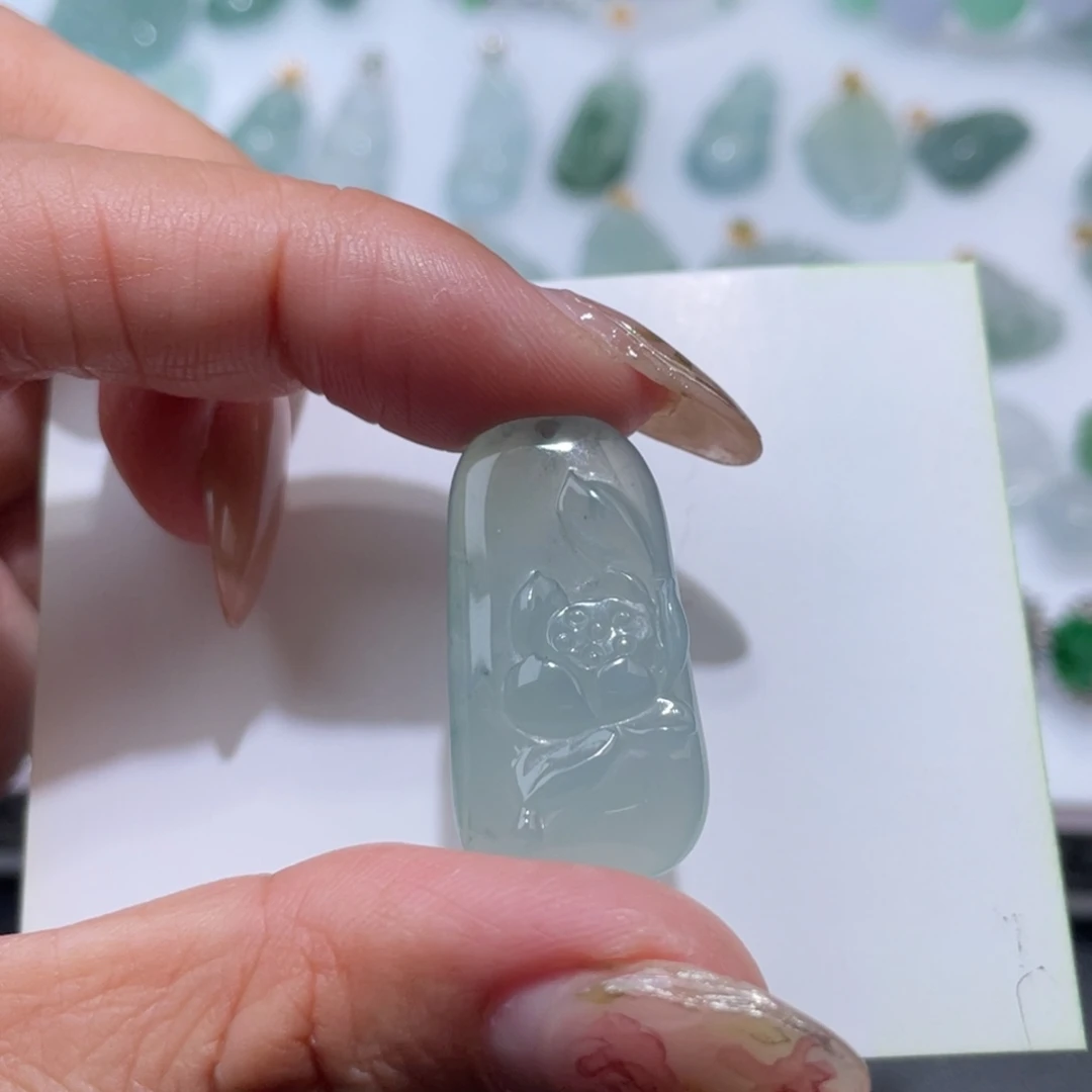 翡翠未镶嵌颈饰莲花