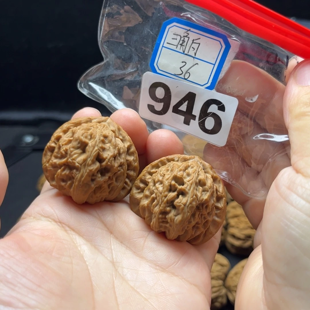 文玩核桃吊坠三角白3.6