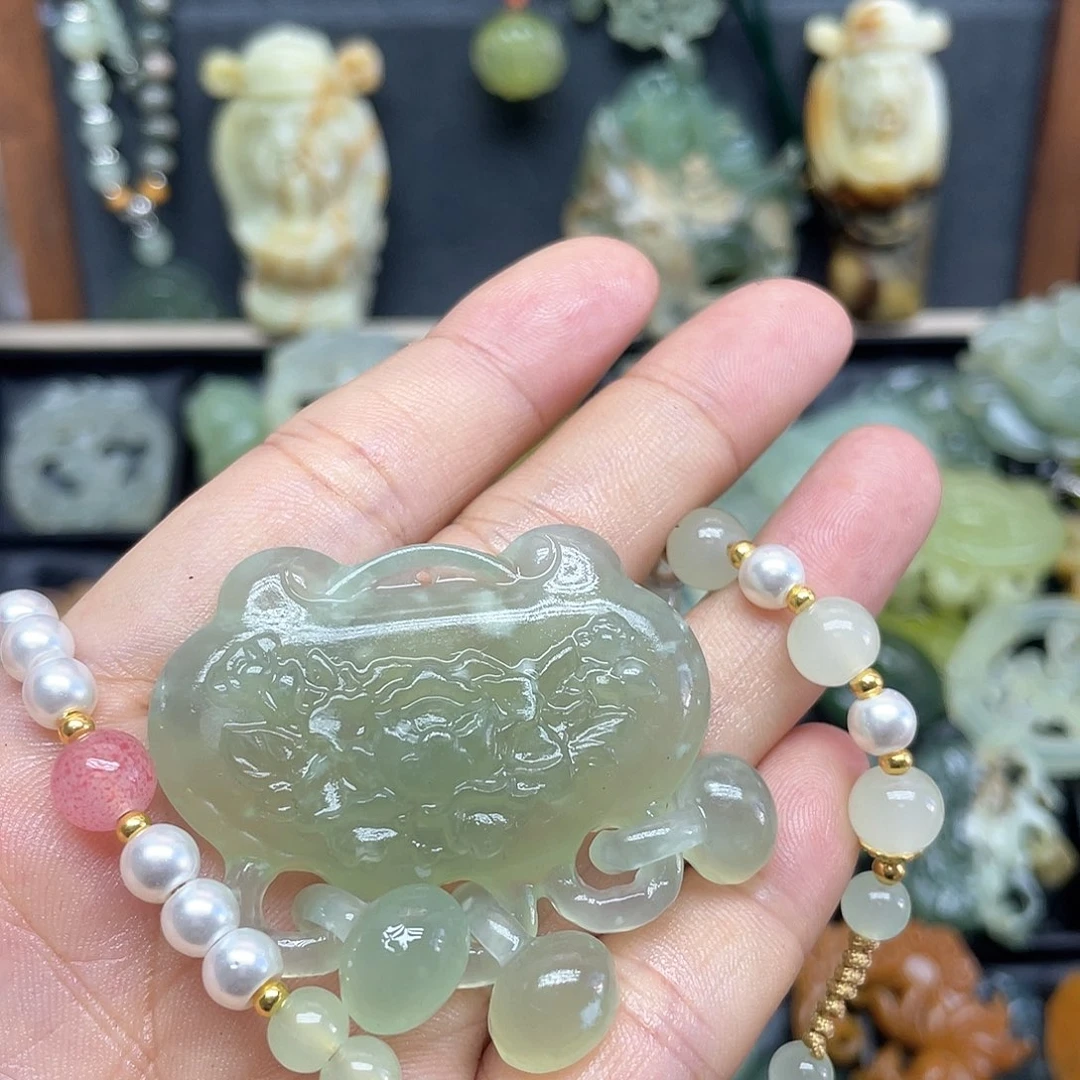 乐***师未镶嵌蛇纹石玉颈饰