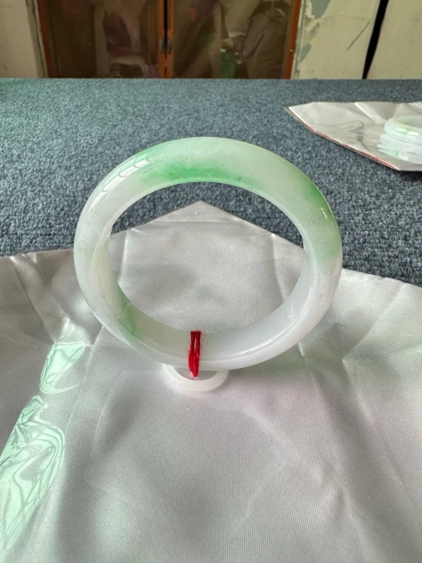 缅甸翡翠A货。糯冰甜绿手镯