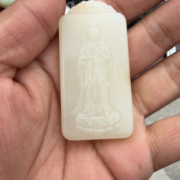 陈***子和田玉未镶嵌颈饰