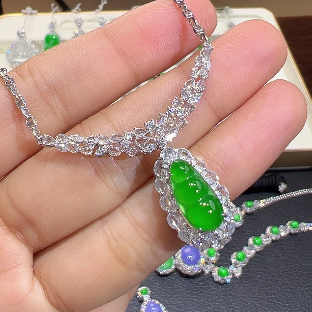 翡翠18K金镶嵌颈饰