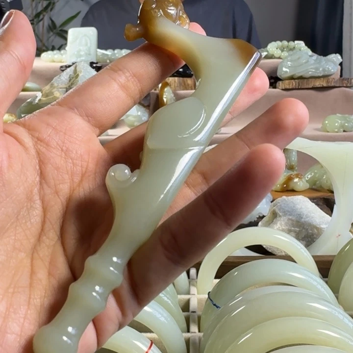颈饰未镶嵌和田玉（糖玉）