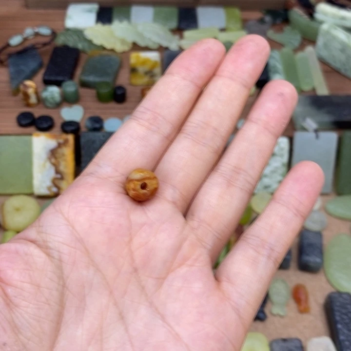 贾***练未镶嵌蛇纹石玉颈饰