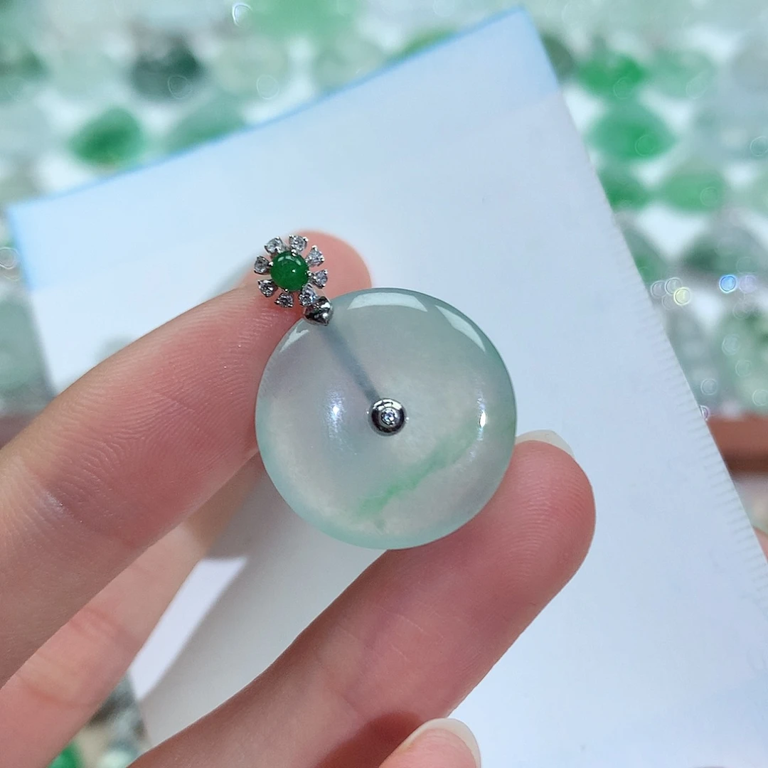 翡翠18K金镶嵌颈饰平安