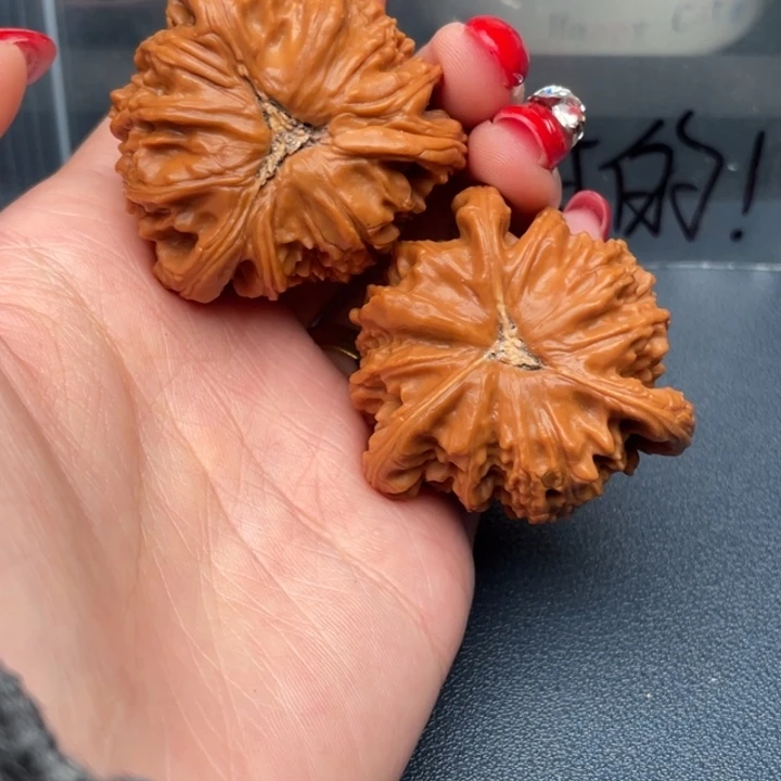 呵***…文玩核桃吊坠白狮子