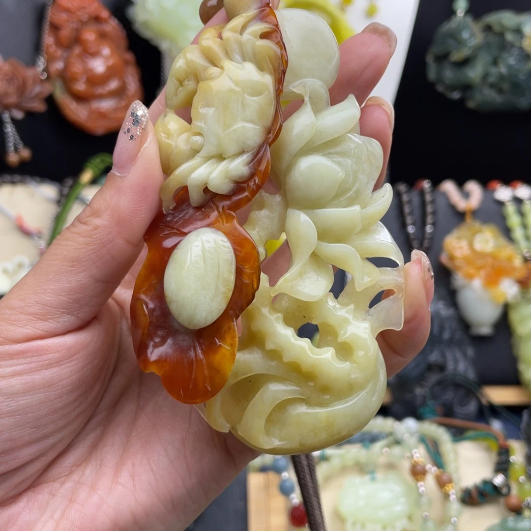 蛇纹石玉未镶嵌颈饰.***运