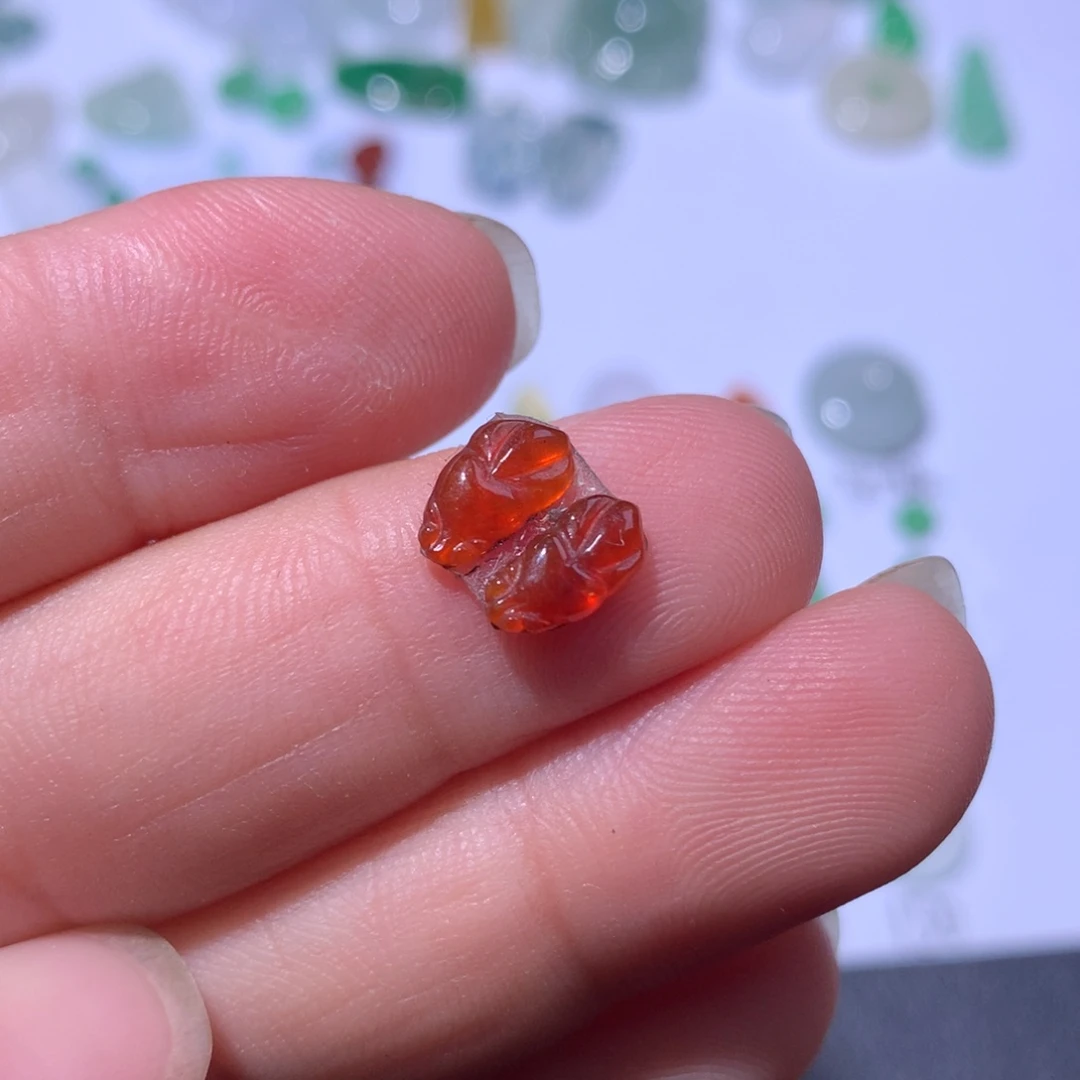 翡翠未镶嵌颈饰鱼