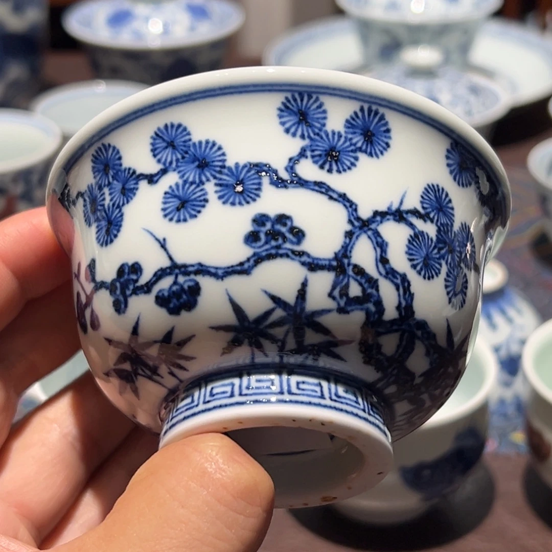 精品青花松竹梅压手杯口径约9.4厘米