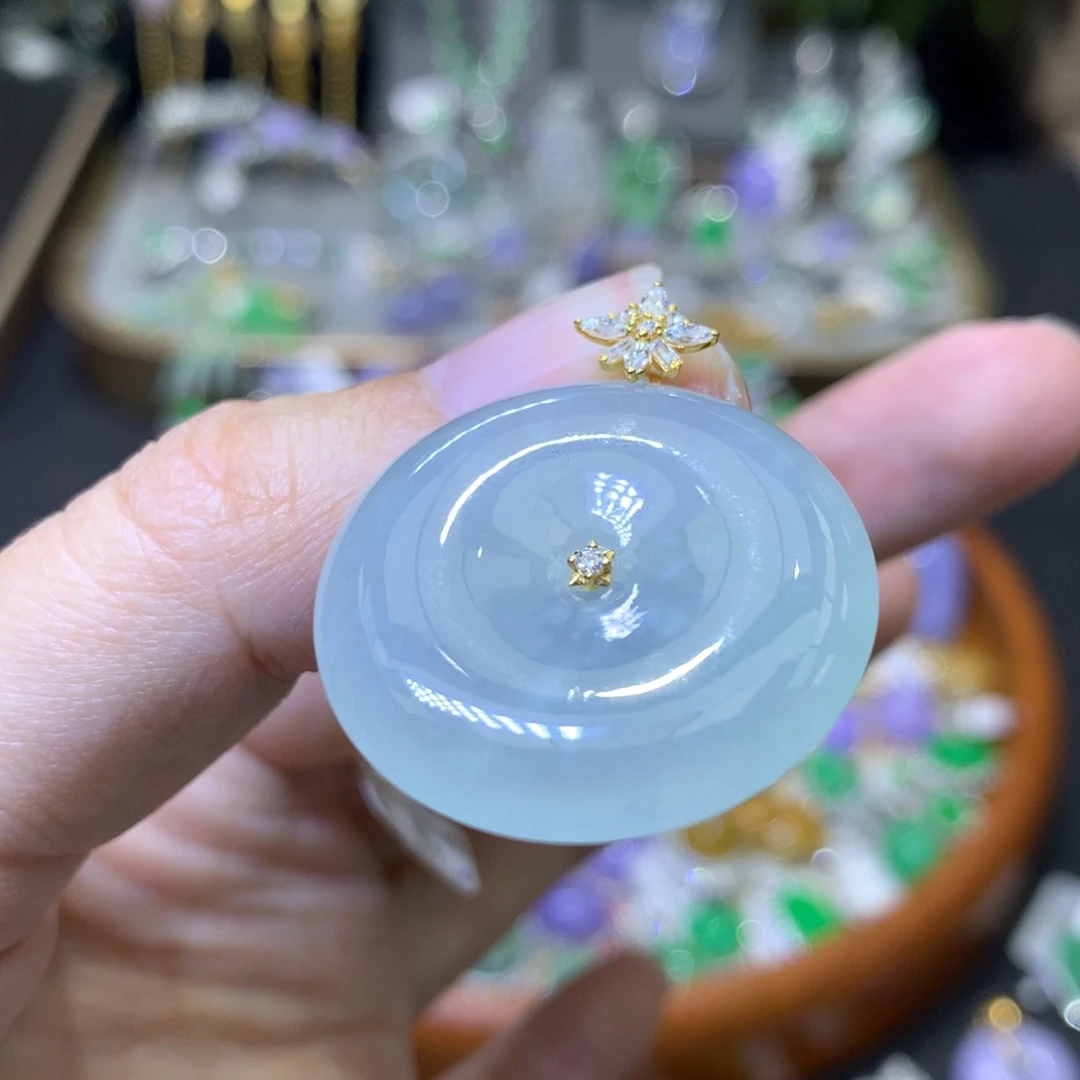 颈饰18K金镶嵌翡翠