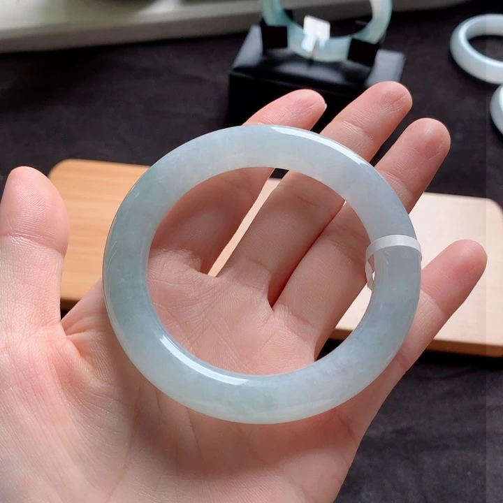 翡翠手镯未镶嵌手镯