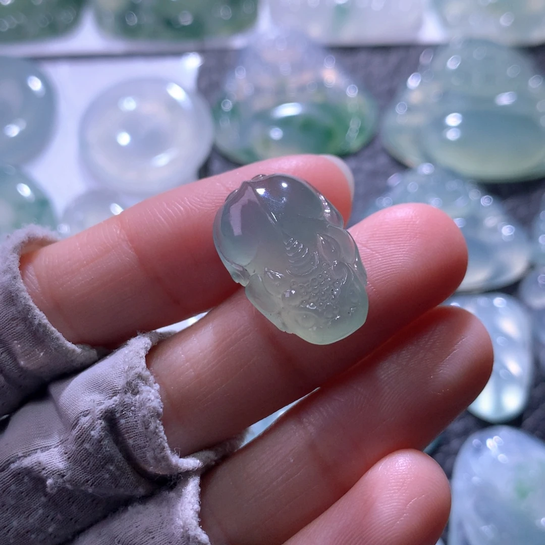 翡翠未镶嵌颈饰貔貅