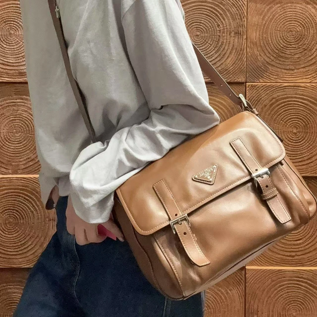 95新 Prada/普拉达 【蕾】6WV623 焦糖色翻盖斜挎邮差包