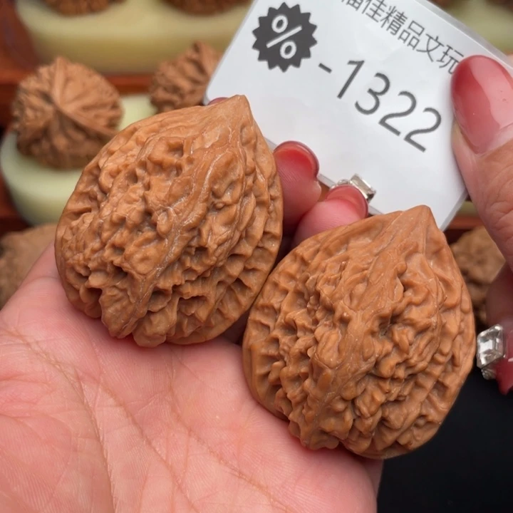 文玩核桃吊坠40超红皮老树鸡心