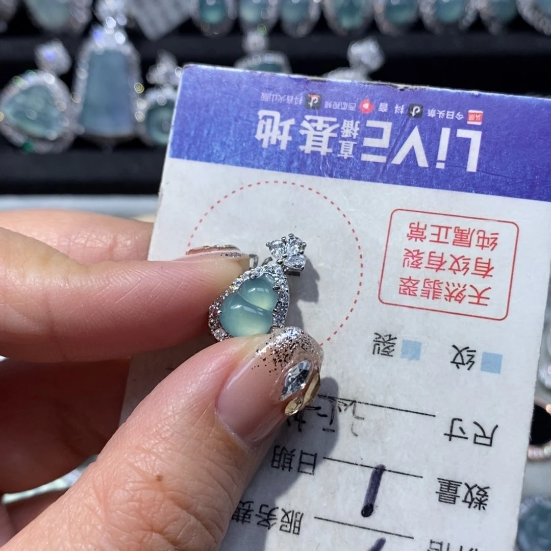 翡翠颈饰未镶嵌吃***.翡翠