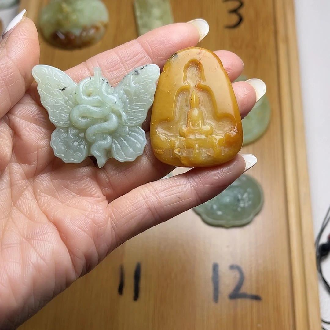 玮***蛇纹石玉未镶嵌颈饰