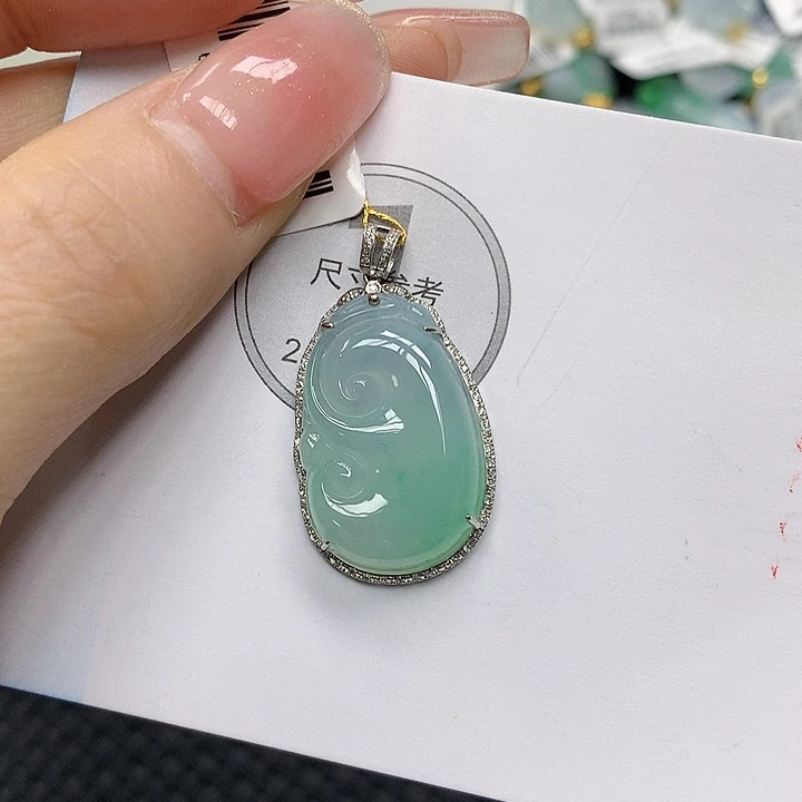 颈饰18K金镶嵌翡翠