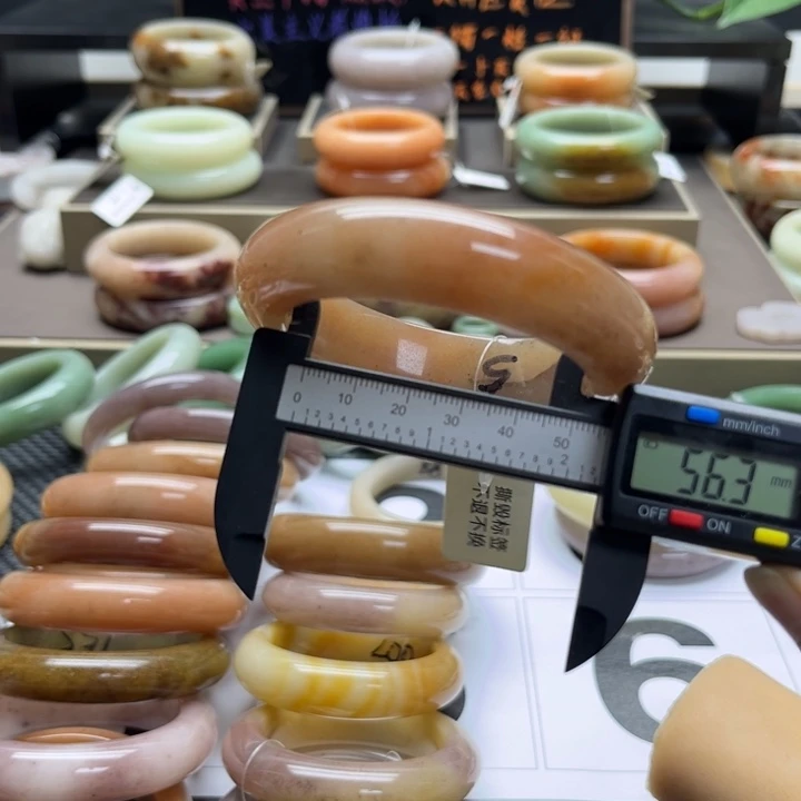 石英岩玉未镶嵌手镯