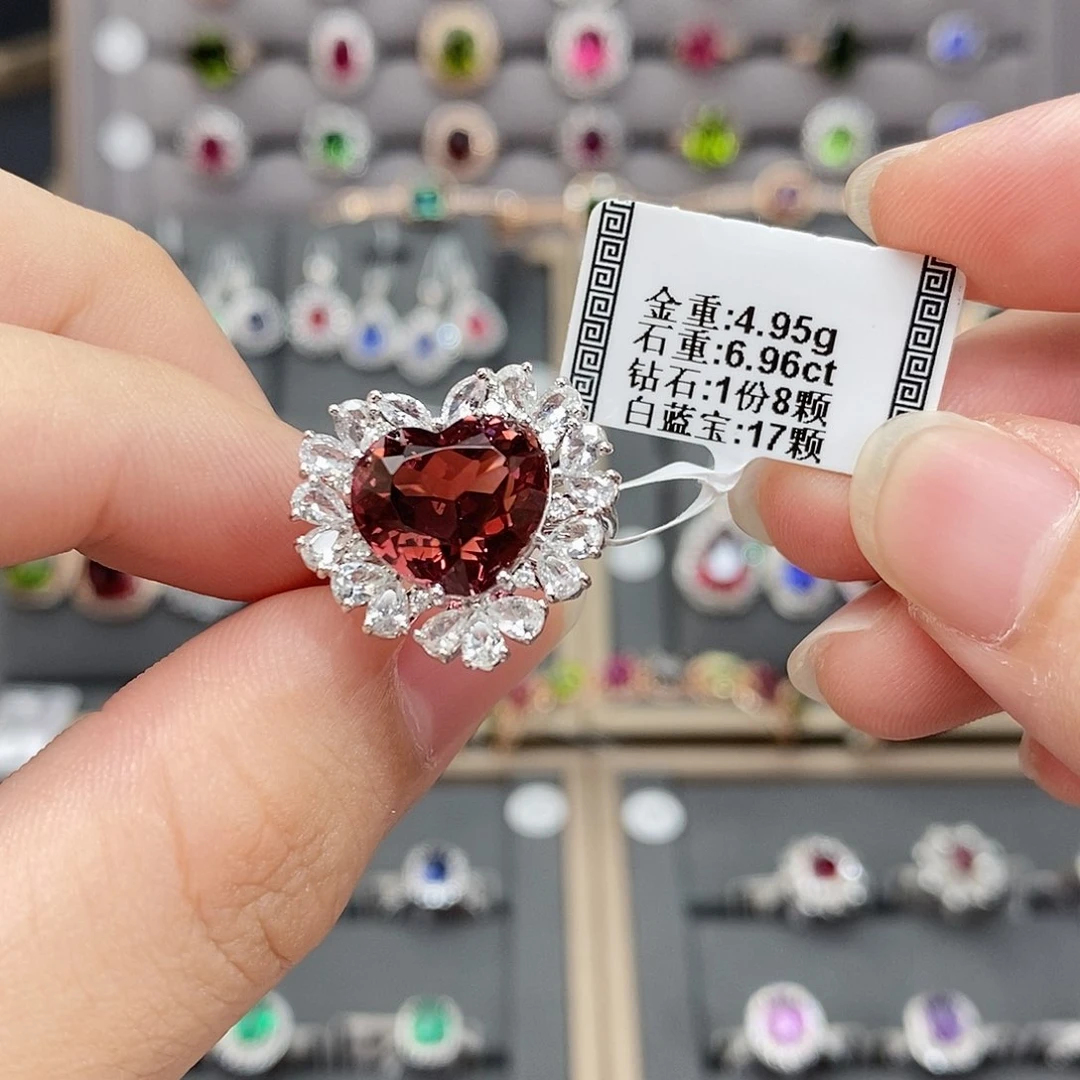 碧玺戒指18K金镶嵌6.96。