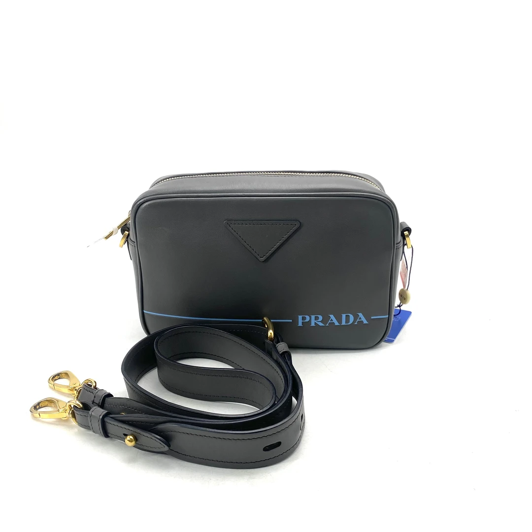 95新 Prada/普拉达 98新 普拉达 灰色全皮相机包 尺寸22/14 时尚