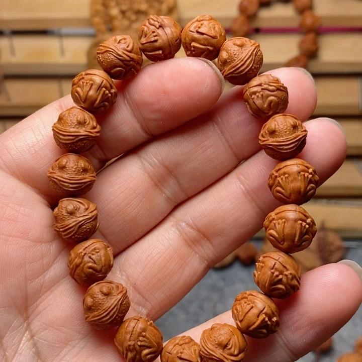 桃核雕刻招财蛙手串