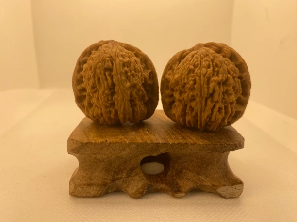 A08南疆石38尺精品配对文玩核桃