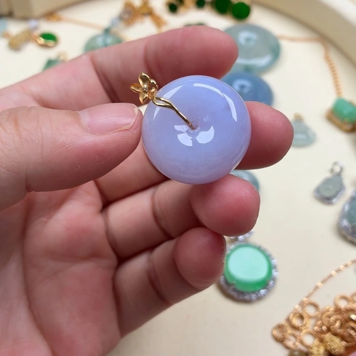 翡翠18K金镶嵌颈饰翡翠面包扣