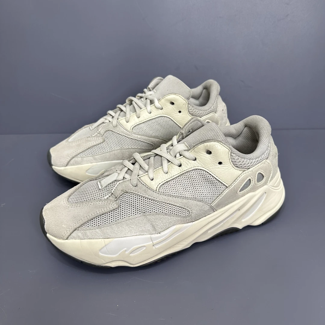 95新 MM6 42.5码 yeezy700灰白 休闲鞋 磨损很小 穿几次 秒价