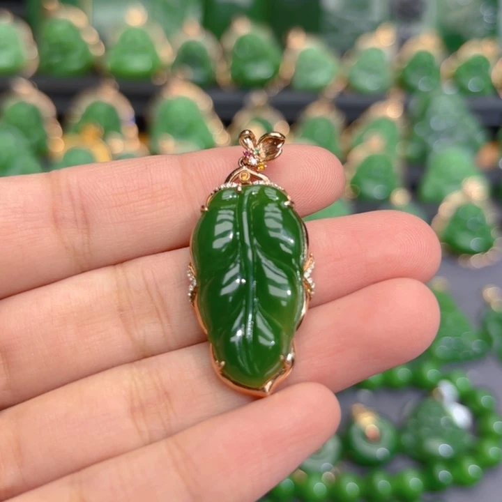 颈饰18K金镶嵌和田玉（碧玉）