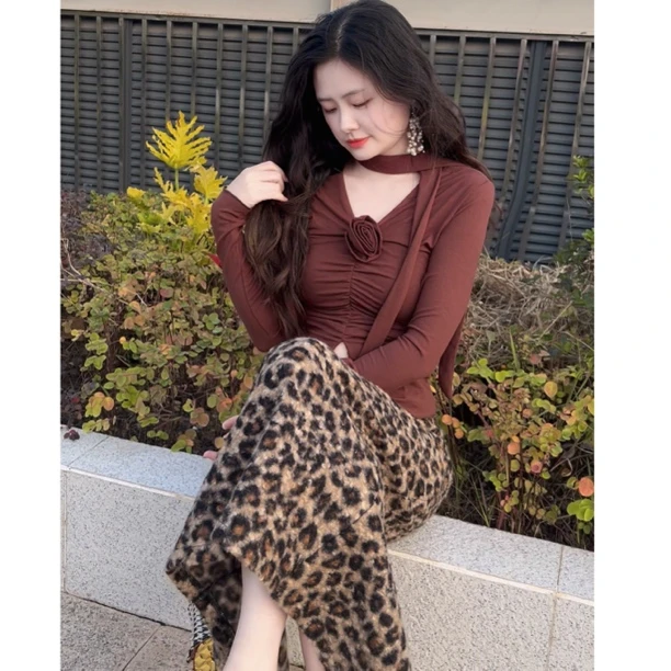 灰小猫  秋冬复古咖色v领长袖小众特色气质纯棉t恤打底上衣小衫女