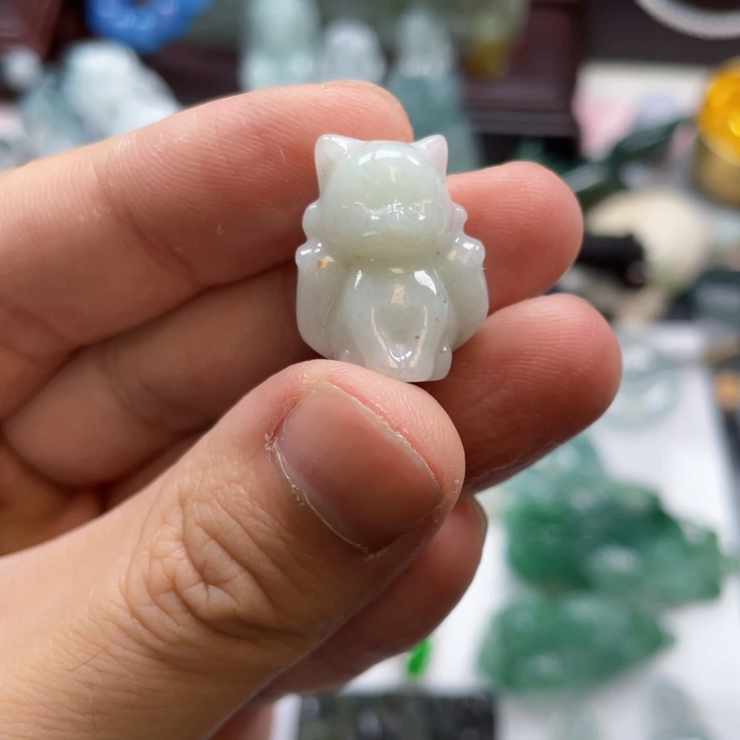 翡翠未镶嵌颈饰九尾狐