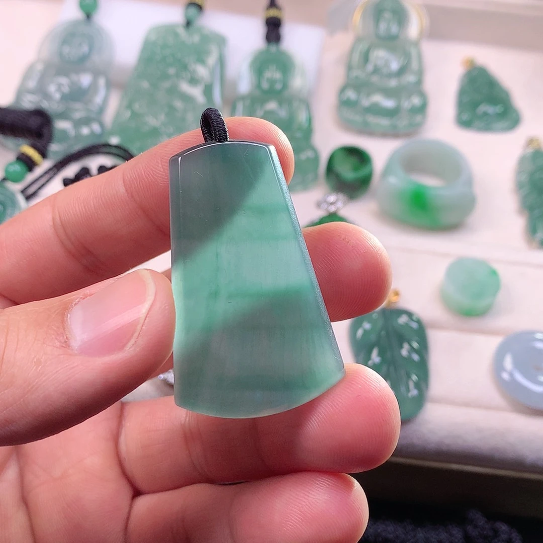 翡翠颈饰未镶嵌翡翠