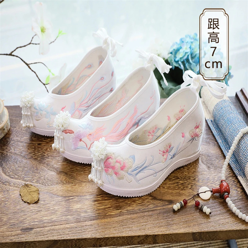 春季汉服鞋子女新款古装古风明制绣花鞋学生增高布鞋复古翘头弓鞋