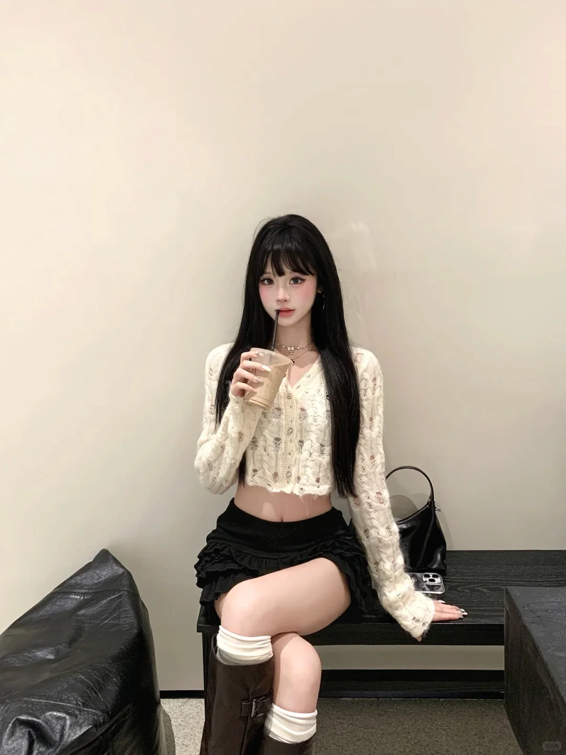 设计感短款破洞针织衫女辣妹长袖开衫外套上衣配黑色高腰蓬蓬半裙