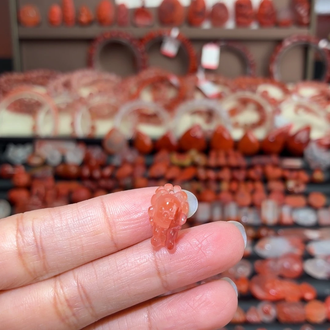 南红玛瑙未镶嵌颈饰小狮子