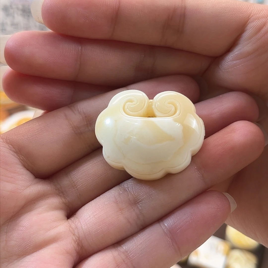 琥珀颈饰未镶嵌阿*焦皮料金瓷白拉丝溶洞妖孽蜜蜡桃心吊坠